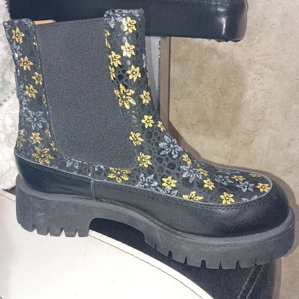 Embassy London Embroidered Floral Patterned Black Boots Chunky Heels EUC - Picture 3 of 11
